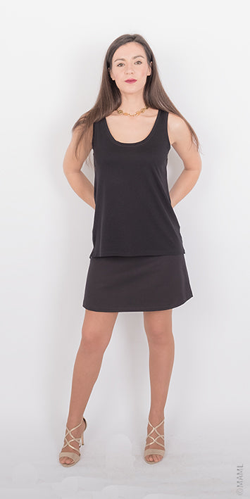 Oreka Kouture propose ce debardeur noir en Tencel TM mélangé. 50% Coton peigné biologique certifié GOTS 50%Tencel TM Lyocell