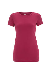 Charger l&#39;image dans la galerie, Oreka Kouture propose une coupe ajustée pour ce T-shirt manches courtes Couleur rose vif 100 % Coton peigné biologique certifié GOTS
