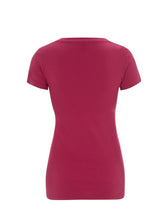 Charger l&#39;image dans la galerie, Oreka Kouture propose une coupe ajustée pour ce T-shirt manches courtes Couleur rose vif 100 % Coton peigné biologique certifié GOTS
